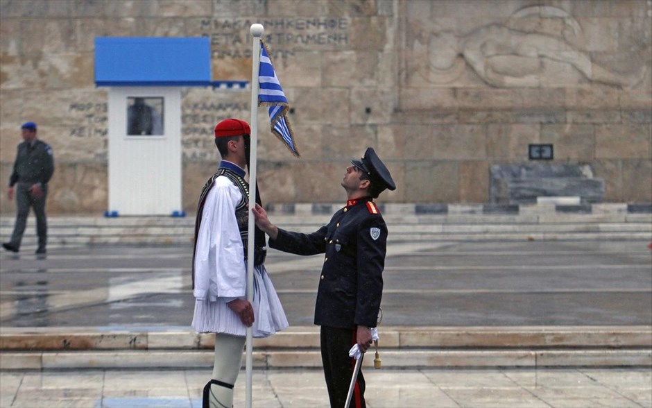 Στρατιωτική παρέλαση και γλέντι υπό βροχή για την 25η Μαρτίου. 