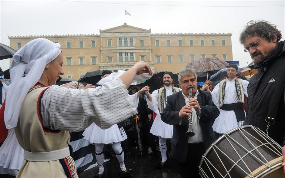 Στρατιωτική παρέλαση και γλέντι υπό βροχή για την 25η Μαρτίου. 