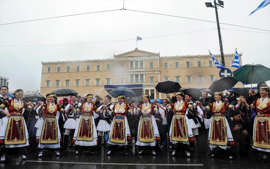 Στρατιωτική παρέλαση και γλέντι υπό βροχή για την 25η Μαρτίου. 