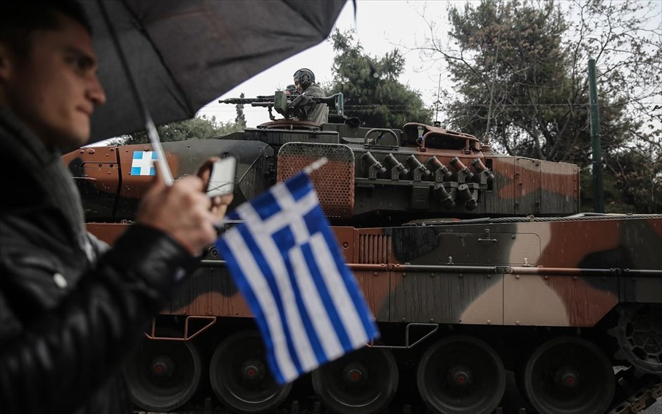 Στρατιωτική παρέλαση και γλέντι υπό βροχή για την 25η Μαρτίου. 