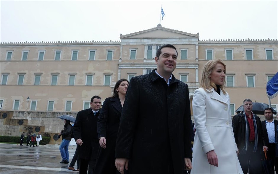 Στρατιωτική παρέλαση και γλέντι υπό βροχή για την 25η Μαρτίου. 