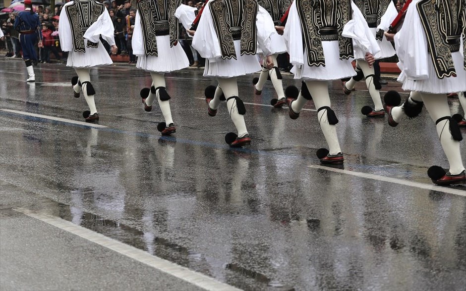 Στρατιωτική παρέλαση και γλέντι υπό βροχή για την 25η Μαρτίου. 