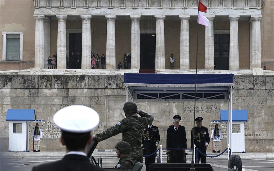 Στρατιωτική παρέλαση και γλέντι υπό βροχή για την 25η Μαρτίου. 