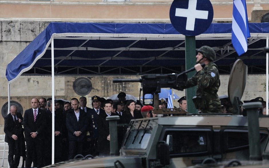 Στρατιωτική παρέλαση και γλέντι υπό βροχή για την 25η Μαρτίου. 