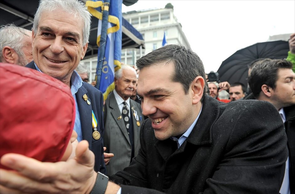 Στρατιωτική παρέλαση και γλέντι υπό βροχή για την 25η Μαρτίου - Τσίπρας. 