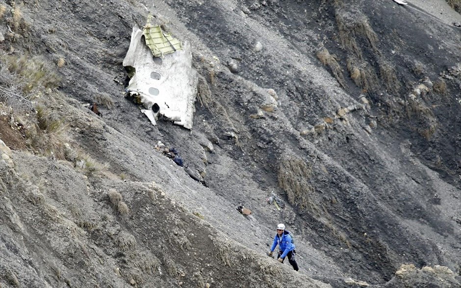 Germanwings - Συντριβή αεροπλάνου στη νότια Γαλλία . Συντρίμμια του Airbus A320 της Germanwings διακρίνονται στο σημείο συντριβής στις Γαλλικές Άλπεις.