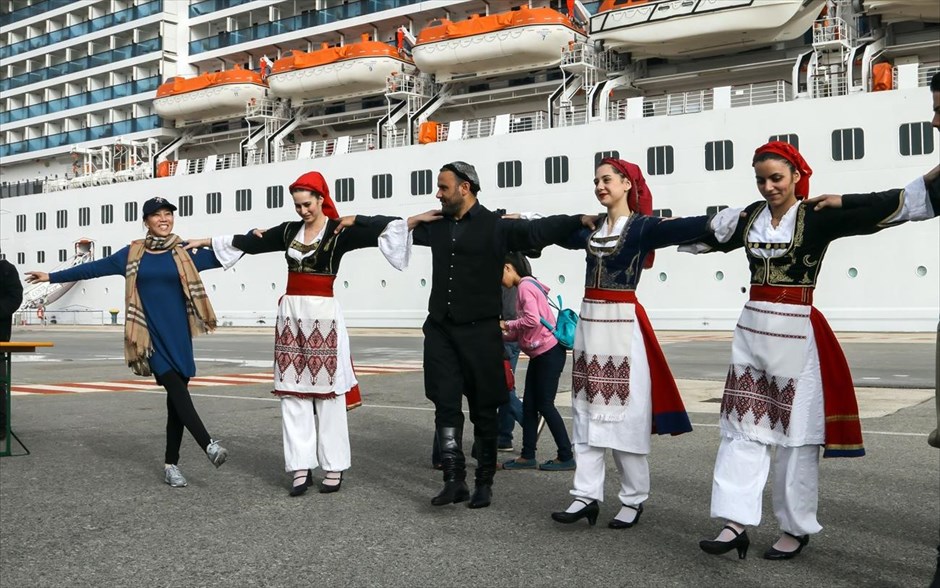 Ηράκλειο: Άφιξη της πρώτης παγκόσμιας κρουαζιέρας Κινέζων . Με παραδοσιακά κεράσματα και κρητικούς χορούς υποδέχτηκαν εκπρόσωποι της Περιφέρειας και του Οργανισμού Λιμένος περίπου 800 Κινέζους τουρίστες που έφτασαν σήμερα το πρωί με το ιταλικό κρουαζιερόπλοιο, χωρητικότητας 3.500 επιβατών, «Κόστα Ατλάντικα».
