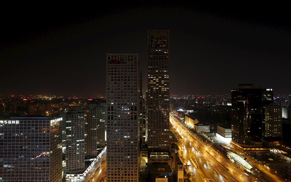 Η Ώρα της Γης - Κίνα - Πεκίνο. Πεκίνο, Κίνα.
A general view shows Yintai Centre buildings, with their red lights on top turned off, during Earth Hour in Beijing