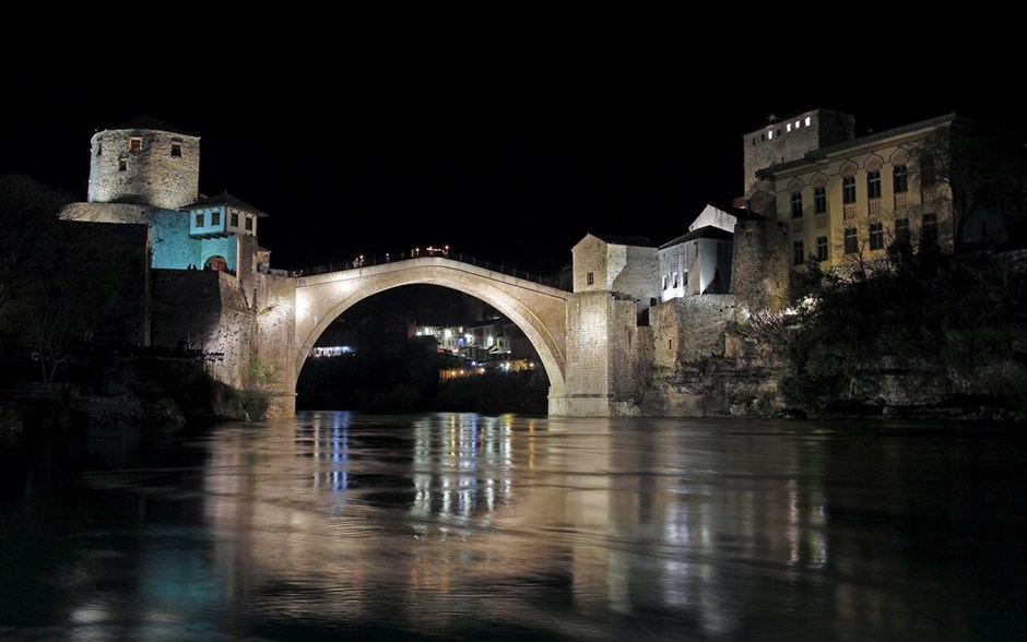 Η Ώρα της Γης - Βοσνία. Η Παλιά Γέφυρα στο Μοστάρ, Βοσνία.