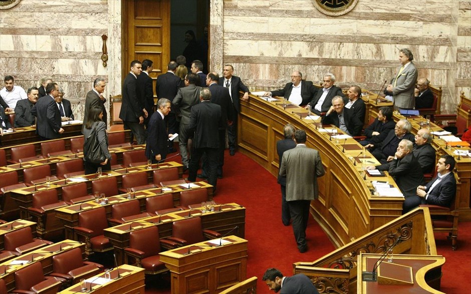 Βουλή: Αποχώρησαν οι βουλευτές της Ν.Δ. σε ένδειξη διαμαρτυρίας για την ομιλία Κατρούγκαλου. Αποχώρησε η Ν.Δ. από την συζήτηση στη Βουλή όταν η πρόεδρος της Βουλής θέλησε να δώσει τον λόγο επί του προσωπικού στον αναπληρωτή υπουργό Διοικητικής Μεταρρύθμισης Γιώργο Κατρούγκαλο. Ο πρόεδρος της Ν.Δ. Αντώνης Σαμαράς κατά την δευτερολογία του είπε ότι «αν είχε κάνει ένας δικός μας αυτά που έκανε ο Κατρούγκαλος θα είχαμε αυτή την ανοχή από τα μέσα ενημέρωσης».