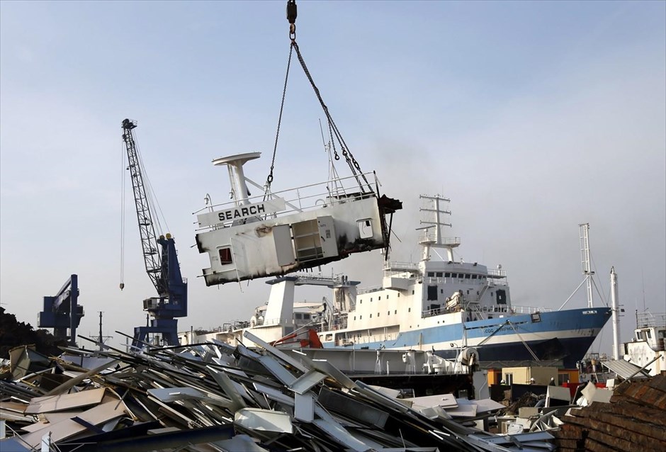 Διαλύσεις πλοίων. Γερανός μετακινεί τμήμα πλοίου σεισμικών ερευνών, στη μονάδα ανακύκλωσης «Galloo», στο Βέλγιο.