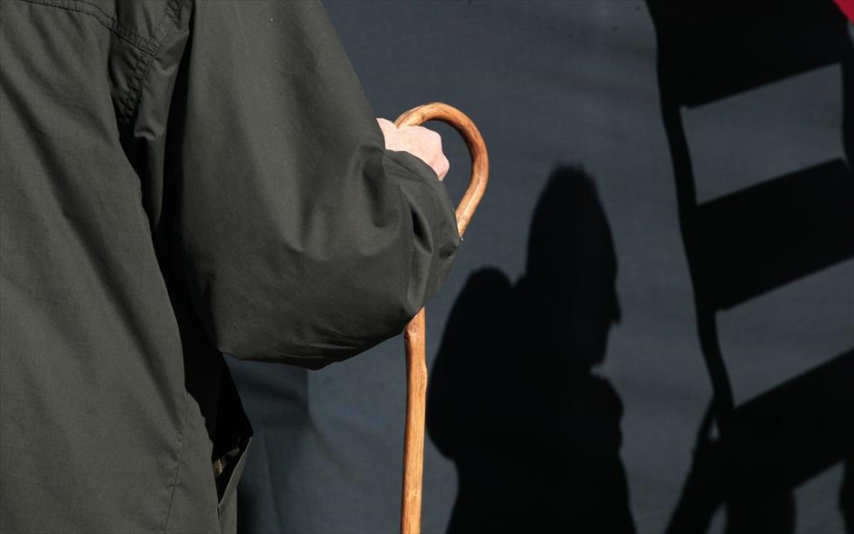 Συγκέντρωση διαμαρτυρίας συνταξιούχων. Πορεία προς το υπουργείο Εργασίας πραγματοποιούν αυτήν την ώρα συνταξιούχοι, οι οποίοι διαδηλώνουν με αίτημα την κατάργηση των μνημονιακών, αντιασφαλιστικών νόμων. Οι συνταξιούχοι ανταποκρίθηκαν στο κάλεσμα της ΑΔΕΔΥ και συγκεντρώθηκαν νωρίτερα στην πλατεία Κοτζιά.