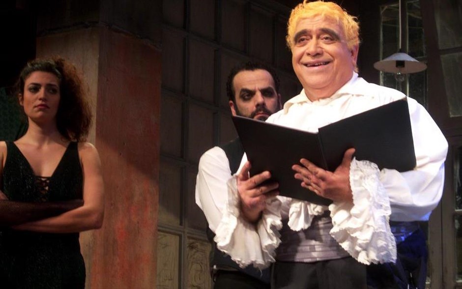  «Παν - δή - μια». «Παν - δή - μια»: Σε μια χώρα σουρεαλιστική, συμμορίες, ΜΑΤ, ΜΜΕ, διαπλεκόμενοι δημοσιογράφοι, έμποροι ναρκωτικών, ολιγάρχες, τηλεοπτικές περσόνες και ένας έρωτας μπλέκονται μεταξύ τους, για να γίνουν ένα.