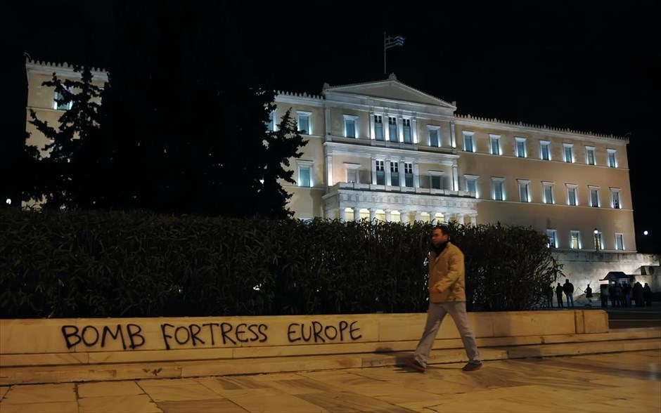 Με συνθήματα γέμισαν οι τοίχοι έξω από το κοινοβούλιο. 