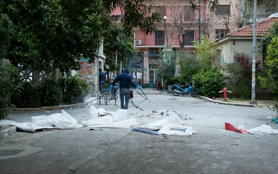 Αποκατάσταση των φθορών στο Πολυτεχνείο. Συνεργεία έχουν αναλάβει από το πρωί της Τετάρτης την αποκατάσταση του Πολυτεχνείου, καθώς και του χώρου γύρω από αυτό, στον απόηχο των χθεσινών επεισοδίων.