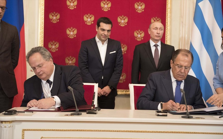 Κοτζιάς - Τσίπρας - Πούτιν - Λαβρόφ. Ο Ρώσος Πρόεδρος Βλαντιμίρ Πούτιν  με τον πρωθυπουργό Αλέξη Τσίπρα παρακολουθούν τους υπουργούς Εξωτερικών Σεργκέι Λαβρόφ και Νίκο Κοτζιά να υπογράφουν σειρά διμερών συμφωνιών, μετά την συνάντησή τους