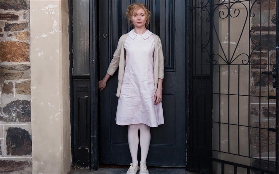  «Babadook: Το βιβλίο του τρόμου». «Babadook: Το βιβλίο του τρόμου»: Μια γυναίκα, που έχει χάσει τον άνδρα της, αδυνατεί να πειθαρχήσει τον εξάχρονο γιο της, ο οποίος βλέπει συνέχεια στα όνειρά του ένα τέρας και ισχυρίζεται ότι θα έρθει να τους σκοτώσει. Εκείνη δεν τον πιστεύει, μέχρι τη στιγμή που ένα περίεργο βιβλίο εμφανίζεται μυστηριωδώς στο σπίτι τους, και αρχίζουν να συμβαίνουν παράξενα πράγματα.