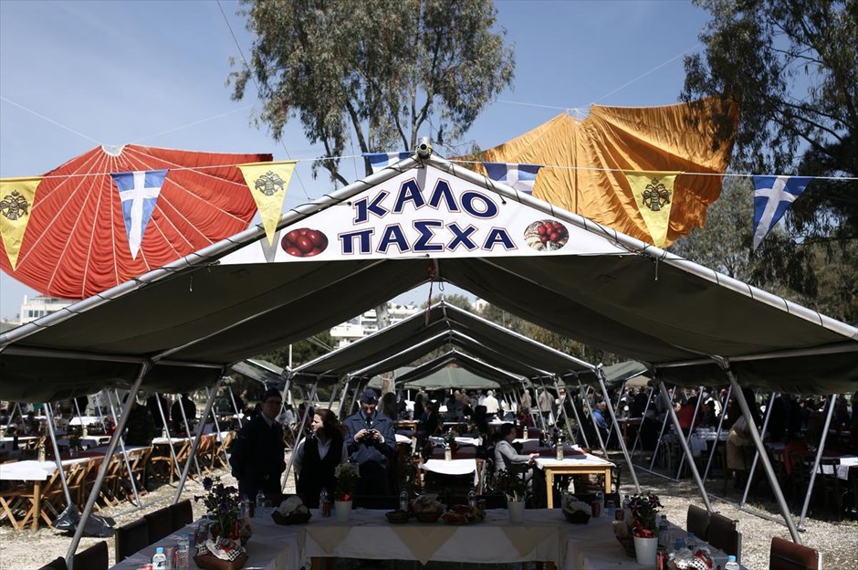 Πασχαλινό τραπέζι από το ΥΕΘΑ και τις Ε.Δ. Γεύμα αλληλεγγύης για πολίτες που έχουν πληγεί από την οικονομική κρίση πρόσφεραν το υπουργείο Εθνικής Άμυνας και οι Ένοπλες Δυνάμεις στο Άλσος του Ελληνικού Στρατού στο Γουδή.
&nbsp;