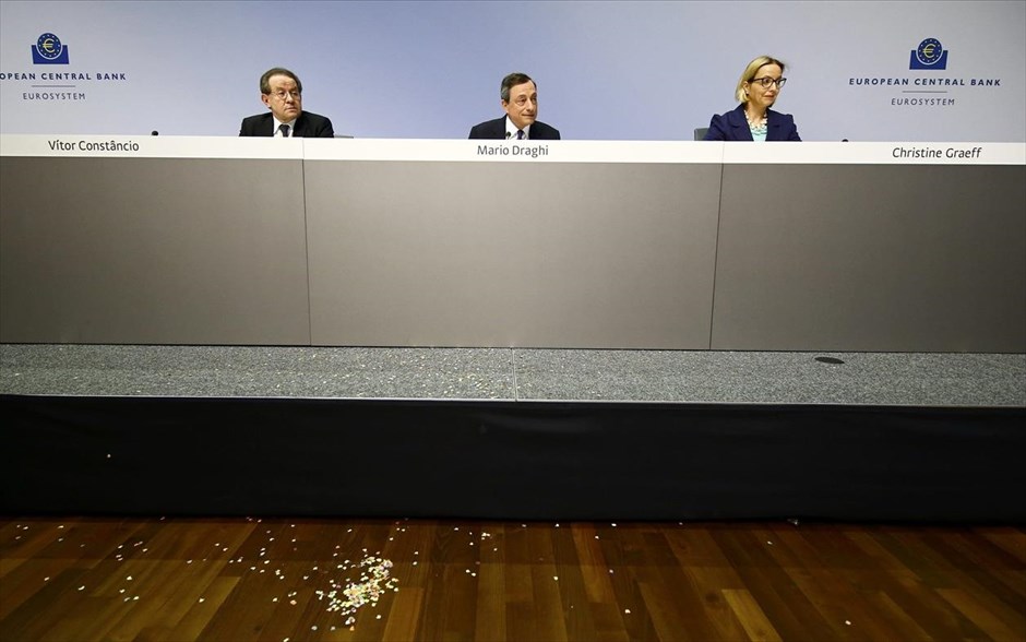 Επίθεση στον Μάριο Ντράγκι από διαδηλώτρια. 