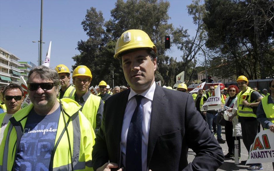 Στη διαδήλωση των μεταλλωρύχων ο Αδ. Γεωργιάδης. Στο πλευρό των μεταλλωρύχων της Χαλκιδικής τάχθηκε ο βουλευτής της Ν.Δ. Άδωνις Γεωργιάδης, ο οποίος έδωσε το «παρών» στη διαδήλωση έξω από το υπουργείο Παραγωγικής Ανασυγκρότησης και έτυχε μάλιστα θερμής υποδοχής. Ο κ. Γεωργιάδης, που σε ένδειξη συμπαράστασης στους διαδηλωτές φόρεσε και κράνος μεταλλωρύχου, ανέφερε ότι «είναι η πρώτη φορά στην ιστορία του εργατικού κινήματος που κάποιοι λένε ότι ο αγώνας των εργαζομένων δεν είναι δίκαιος γιατί δεν συμπαθούν τον όποιο εργοδότη».&nbsp;
