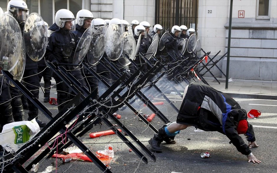 Ένας εναντίον πολλών. Διαδηλωτής προκαλεί διμοιρία κατά τη διάρκεια διαδήλωσης συνδικάτων στις Βρυξέλλες τον Μάρτιο του 2011, με αίτημα καλύτερες εργασιακές συνθήκες.