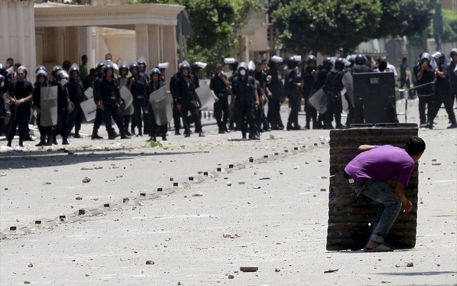 Ένας εναντίον πολλών. Διαδηλωτής προσπαθεί να καλυφθεί κατά τη διάρκεια έντονων συγκρούσεων πολιτών με την αστυνομία μπροστά από το Υπουργείο Εσωτερικών στο Κάιρο, τον Ιούνιο του 2011.