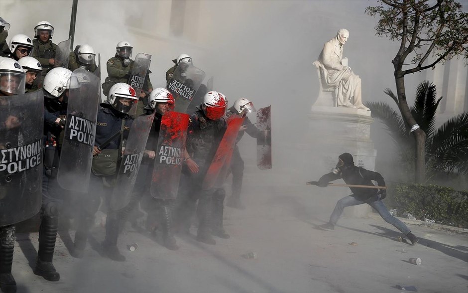 Ένας εναντίον πολλών. Αντιεξουσιαστής συγκρούεται με δυνάμεις των ΜΑΤ σε πορεία διαμαρτυρίας κατά των φυλακών τύπου Γ