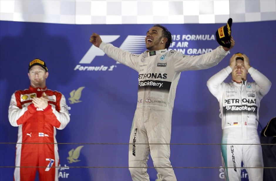 Formula 1: Θρίαμβος του Χάμιλτον στο γκραν πρι του Μπαχρέιν. Ο Βρετανός οδηγός της Μερτσέντες Λιούις Χάμιλτον πανηγυρίζει τη νίκη του στο γκραν πρι του Μπαχρέιν. Ο Λιούις Χάμιλτον ήταν ο μεγάλος νικητής στο γκραν πρι του Μπαχρέιν, αφήνοντας στην 2η θέση τον Κίμι Ραϊκόνεν με τη Φεράρι και στην τρίτη το Νίκο Ρόσμπεργκ. Η Μερτσέντες έκανε το 1-3 στον 4ο αγώνα του παγκοσμίου πρωταθλήματος και ο Βρετανός πέτυχε την 3η του νίκη δείχνοντας ξεκάθαρα πως είναι το απόλυτο φαβορί για να πάρει το δεύτερο διαδοχικό του τίτλο στους οδηγούς.
