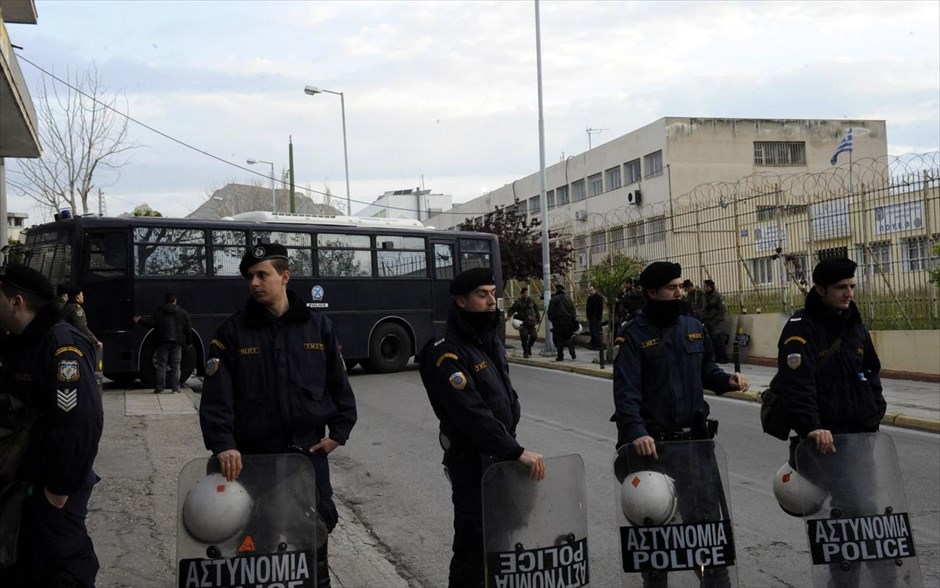 Δίκη Χρυσής Αυγής #2. Οι αστυνομικές δυνάμεις πραγματοποιούν εξονυχιστικούς ελέγχους από το πρωί, ενώ όποιος δεν έχει διαπίστευση δεν μπορεί να προσέλθει στο χώρο της δικαστικής αίθουσας.