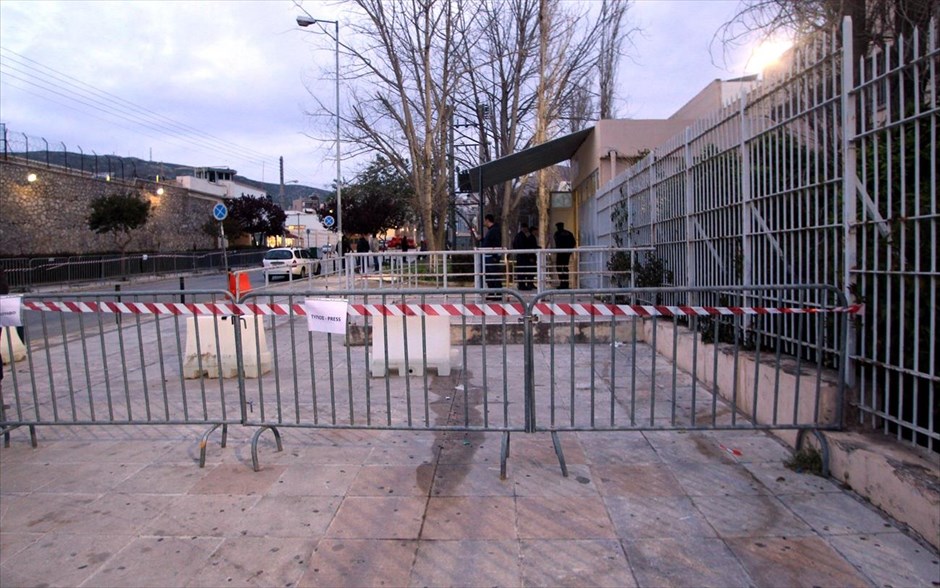 Δίκη Χρυσής Αυγής #4. Η δίκη που διεξάγεται στη δικαστική αίθουσα των γυναικείων φυλακών του Κορυδαλλού έχει προκαλέσει το ενδιαφέρον των διεθνών μέσων μαζικής ενημέρωσης που από νωρίς το πρωί παρίστανται για να καλύψουν ειδησεογραφικά την υπόθεση.