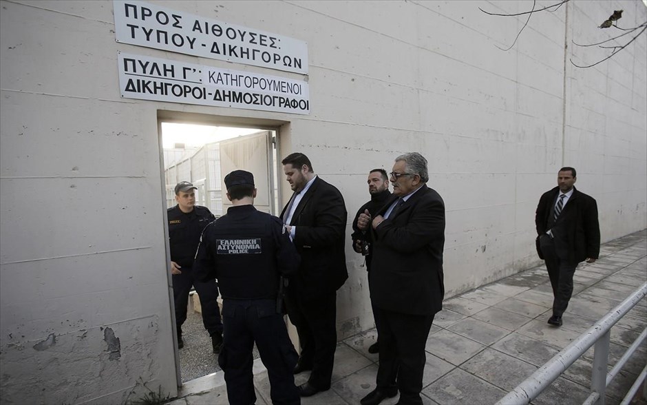 Δίκη Χρυσής Αυγής #11. Αστυνομικοί ελέγχουν ταυτότητες και διαπιστεύσεις έξω από την πύλη Γ