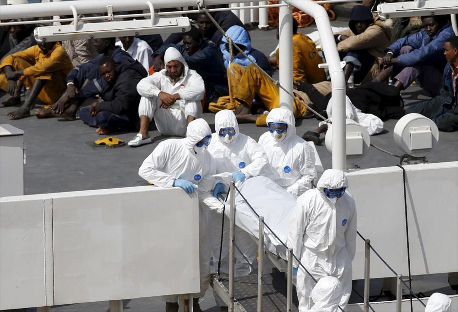 Tραγωδία με εκατοντάδες νεκρούς μετανάστες ανοιχτά της Λιβύης. Οι άνδρες των ενόπλων δυνάμεων της Μάλτας μεταφέρουν τη σορό ενός νεκρού μετανάστη έξω από το πλοίο της ακτοφυλακής της Ιταλίας, το οποίο έχει προσαράξει στη Senglea, το μεγαλύτερο λιμάνι της Βαλέτας, στη Μάλτα. Μέχρι στιγμής 28 μετανάστες έχουν διασωθεί και έχουν περισυλλεχθεί 23 πτώματα, ενώ οι διασωθέντες, στις πρώτες τους συνομιλίες με τους άνδρες της ιταλικής Ακτοφυλακής, κάνουν λόγο ακόμη και για περισσότερους από 700 νεκρούς. Το ναυάγιο σημειώθηκε στα ανοικτά των λιβυκών ακτών και συγκεκριμένα 180 χιλιόμετρα νότια του ιταλικού νησιού Λαμπεντούζα. Οι επιχειρήσεις διάσωσης συντονίζονται από την ιταλική Ακτοφυλακή με τη συμμετοχή δυο πλοίων με σημαία Μάλτας, ενώ συνολικά 20 πλοία παίρνουν μέρος.