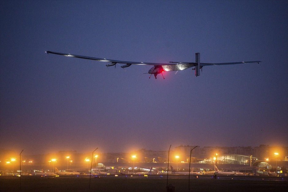 Κίνα: Το Solar Impulse 2 αναχωρεί από το Ναντσίνγκ. Το Solar Impulse 2, το πρώτο αεροπλάνο που κινείται με ηλιακή ενέργεια, απεικονίζεται λίγο μετά την απογείωσή του από το διεθνές αεροδρόμιο Τσονγκκίνγκ Τζιαωγκμπέι, στην πόλη Ναντσίνγκ, της κινεζικής επαρχίας Γιανγκσού. Οι δύο πιλότοι, Αντρέ Μπόρσμπεργκ και Μπερτράν Πικάρ αναλαμβάνουν εκ περιτροπής το χειρισμό του αεροσκάφους, του οποίου το ταξίδι ξεκίνησε στο Άμπου Ντάμπι, στα Ηνωμένα Αραβικά Εμιράτα, στις 9 Μαρτίου και αναμένεται να ολοκληρώσει τον πρώτο γύρο του κόσμου για ηλιακό αεροσκάφος σε 25 ημέρες πτήσης καλύπτοντας 35.000 χιλιόμετρα, με ταχύτητες μεταξύ των 50 και 100 χιλιομέτρων την ώρα.