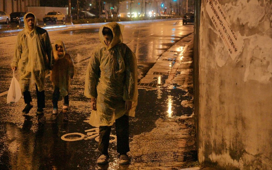 «Αδέσποτα σκυλιά». «Αδέσποτα σκυλιά»: Από την Ταϊβάν έρχεται το δράμα του Τσάι Μινγκ Λιανγκ, που απέσπασε το Μεγάλο Βραβείο της Επιτροπής και το βραβείο Golden Mouse στο 70ό Φεστιβάλ Βενετίας και έχει διαγράψει τεράστια φεστιβαλική πορεία. «Μου αρέσει να κάνω ταινίες για περιθωριακούς ανθρώπους, επειδή είναι μέρος της ζωής μου και μέρος του τι είμαι» δηλώνει ο σκηνοθέτης.