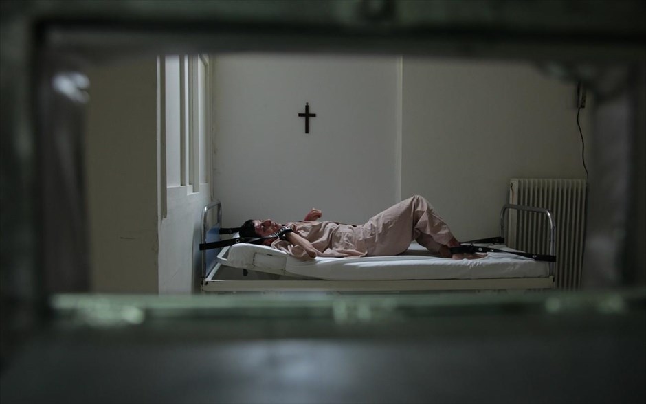  «Παραμονεύοντας». «Παραμονεύοντας»: Το αγγλόφωνο ψυχολογικό θρίλερ του Βασίλη Κατσίκη - με τους Τες Σπέντζος, Πίτερ Γκέραλντ και Άρις Άθαν - διαδραματίζεται στην Ελλάδα του σήμερα, όπου μια γυναίκα, σύζυγος και κόρη μεγαλογιατρών, είναι μόνη στην απομονωμένη βίλα της, όταν κάποιος εισβάλλει μέσα. Κυνηγημένη από τον περίεργο και βίαιο εισβολέα, ζει τον απόλυτο τρόμο και έρχεται αντιμέτωπη με όσα ήξερε για τη ζωή της μέχρι τότε.