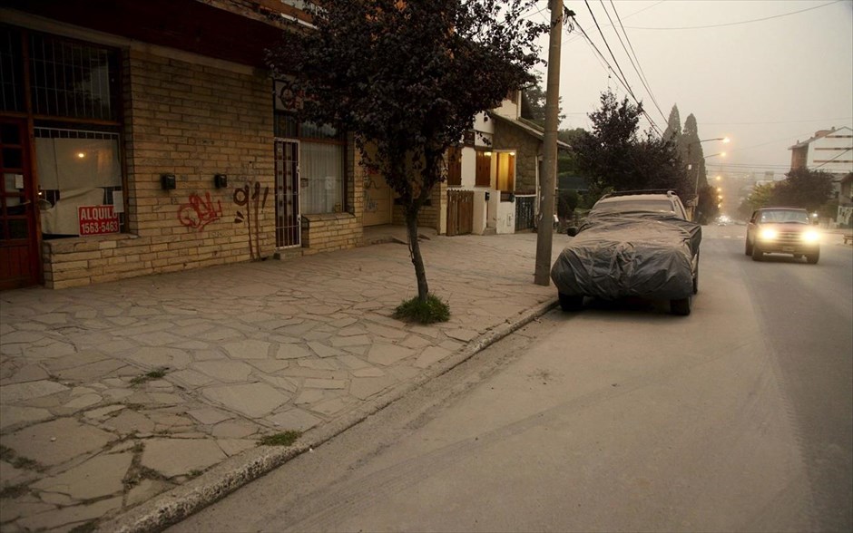 Ηφαίστειο - Χιλή. Αυτοκίνητα και δρόμοι καλύφθηκαν από στάχτη στην πόλη Σαν Κάρλος ντε Μπαριλότσε.