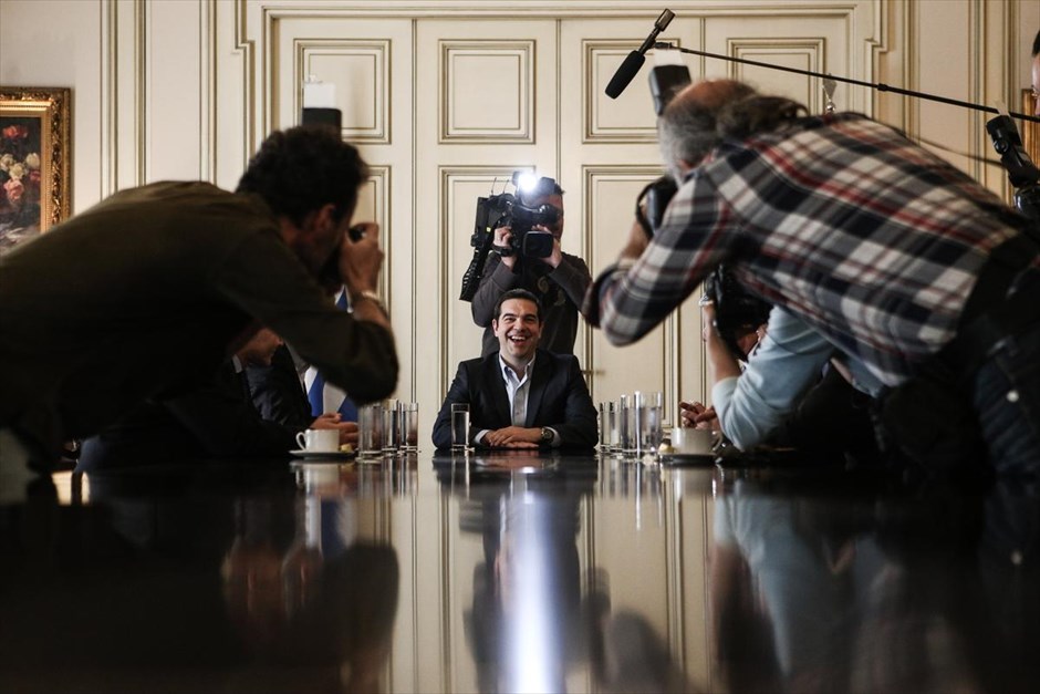 Σε θετικό κλίμα οι συναντήσεις του Πρωθυπουργού με ΚΕΔΕ και ΕΝΠΕ . Θετικό ήταν το πρόσημο της συνάντησης του προεδρείου της Κεντρικής Ένωσης Δήμων Ελλάδας (ΚΕΔΕ) με τον πρωθυπουργό Αλέξη Τσίπρα (απ΄όπου και το στιγμιότυπο), όπως εκτίμησε ο πρόεδρος της Ένωσης και δήμαρχος Αμαρουσίου Γιώργος Πατούλης. Είχε προηγηθεί συνάντηση του Πρωθυπουργού με την Ένωση Περιφερειών Ελλάδος (ΕΝΠΕ). Οι περιφερειάρχες φαίνεται πως οδηγούνται σε αλλαγή στάσης μετά την πολιτική δέσμευση του Αλ. Τσίπρα για τον προσωρινό χαρακτήρα της Πράξης Νομοθετικού Περιεχομένου για τα ταμειακά διαθέσιμα της Τοπικής Αυτοδιοίκησης.