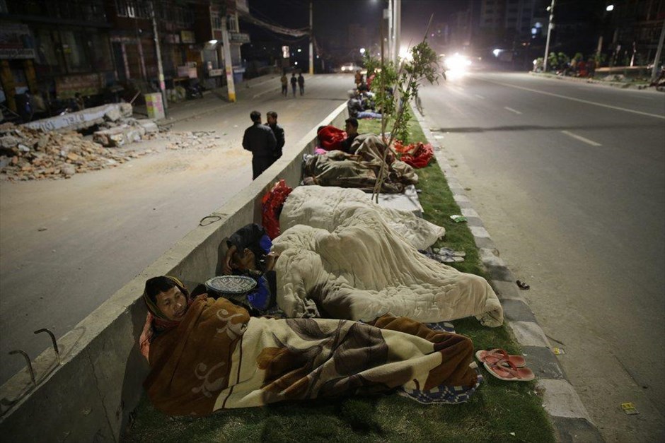 Σεισμός στο Νεπάλ. Πολίτες της Κατμαντού που έχουν αναγκαστεί να εγκαταλείψουν τις εστίες τους κοιμούνται σε δρόμο της πόλης.