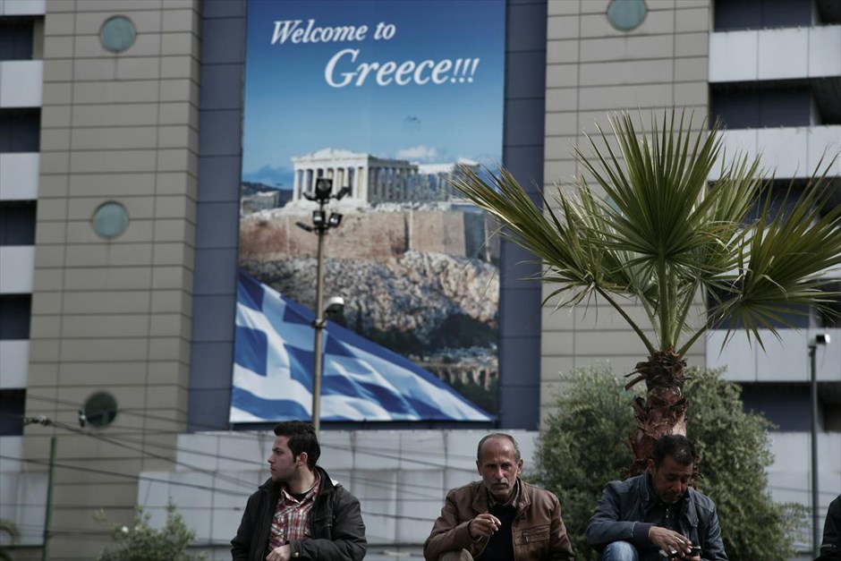 Δωρεάν φαγητό σε μετανάστες στην Ομονοία. Δωρεάν φαγητό σε μετανάστες μοίρασε η ομάδα της κοινωνικής κουζίνας «Ο Άλλος Άνθρωπος» στην πλατεία Ομονοίας.&nbsp;
