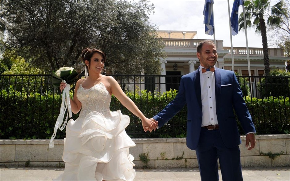 Γάμος... αλά πολιτικά!. Νεόνυμφο ζευγάρι επέλεξε το... Μέγαρο Μαξίμου για το γαμήλιο φωτογραφικό άλμπουμ!