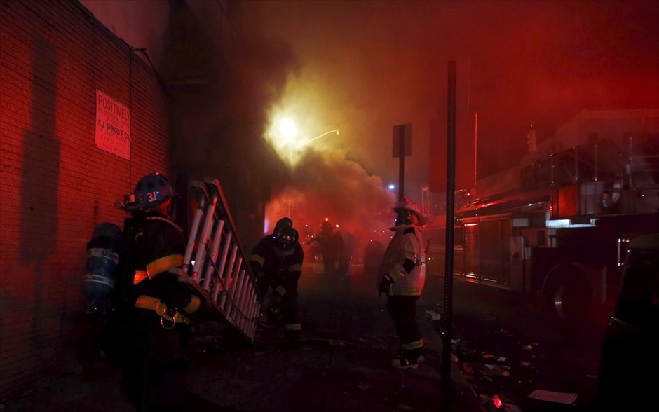 Βαλτιμόρη - Επεισόδια. Πυροσβέστες σπευδουν να σβήσουν μία από τις πολλές εστίες φωτιάς που ξέσπασαν στην πόλη.