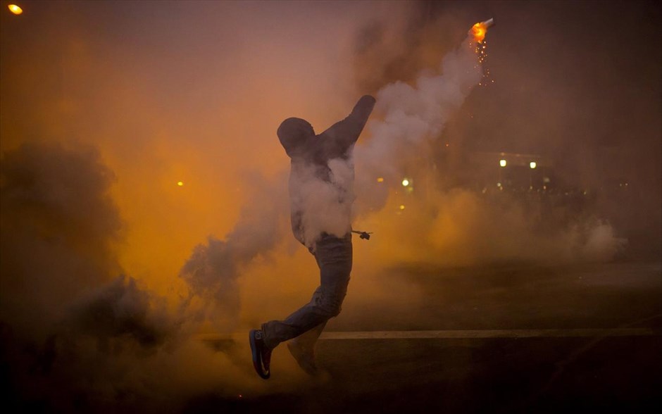 Ταραχές στη Βαλτιμόρη. Με καπνογόνα και σπρέι πιπεριού η αστυνομία διέλυσε διαδηλωτές οι οποίοι αψήφησαν την απαγόρευση κυκλοφορίας η οποία τέθηκε σε ισχύ στη Βαλτιμόρη στις 22:00 την Τρίτη (05:00 σήμερα ώρα Ελλάδας), μία ημέρα μετά τα επεισόδια που οδήγησαν τις αρχές να κηρύξουν την πολιτεία Μέριλαντ σε κατάσταση εκτάκτου ανάγκης και να αναπτύξουν δυνάμεις της Εθνοφρουράς.
