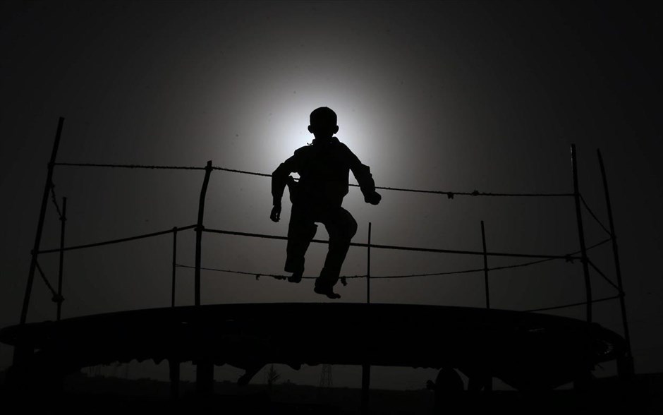Καθημερινή ζωή στο Πακιστάν. Ένα αγόρι παίζει σε τραμπολίνο στο Καράτσι του Πακιστάν.