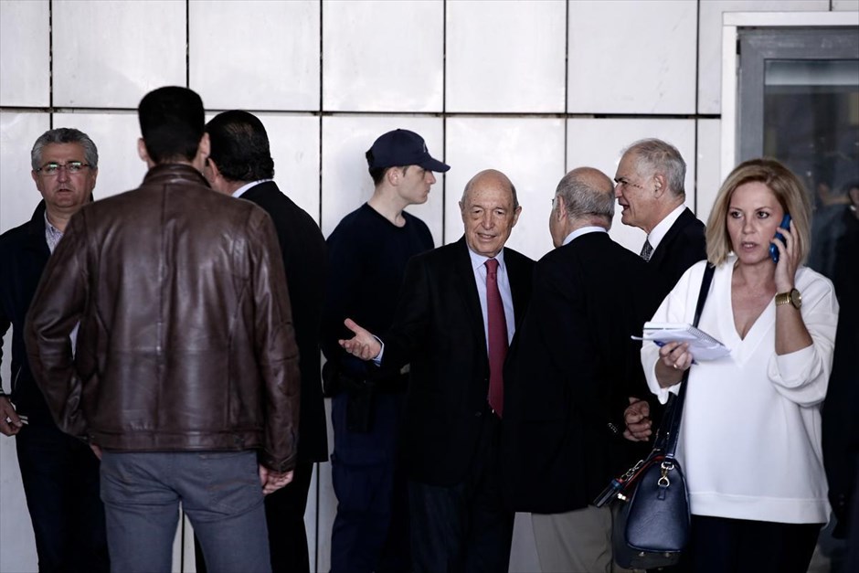 Καταθέτει ως μάρτυρας στη δίκη Τσοχατζόπουλου ο Κ. Σημίτης . Ο πρώην πρωθυπουργός Κώστας Σημίτης (κέντρο) και στελέχη της κυβέρνησής του, μεταξύ των οποίων και ο νυν πρόεδρος του ΠΑΣΟΚ Ευάγγελος Βενιζέλος έχουν κληθεί σήμερα στο Πεταμελές Εφετείο Κακουργημάτων για να καταθέσουν ως μάρτυρες στη δίκη του Άκη Τσοχατζόπουλου. Έπειτα από πρόταση της εισαγγελέως της Έδρας το δικαστήριο κάλεσε να καταθέσουν τα μέλη του ΚΥΣΕΑ της περιόδου 1998-1999, ικανοποιώντας το αίτημα που ο βασικός κατηγορούμενος πρώην υπουργός Άμυνας διατυπώνει επί τρία χρόνια, μετά τη σύλληψή του, τον Απρίλιο του 2012, για την υπόθεση των παράνομων αμοιβών που φέρεται να έλαβε για τις συμβάσεις προμήθειας των υποβρυχίων και των TOR M1 .