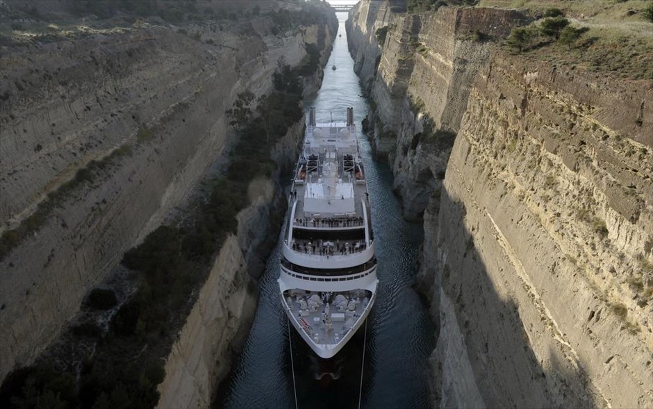 Κρουαζιερόπλοιο περνά από την Διώρυγα της Κορίνθου . Το υπό γαλλικής σημαίας κρουαζιερόπλοιο Le Lyrial διασχίζει την Διώρυγα της Κορίνθου προερχόμενο από την Μύκονο με προορισμό την Ιτέα.