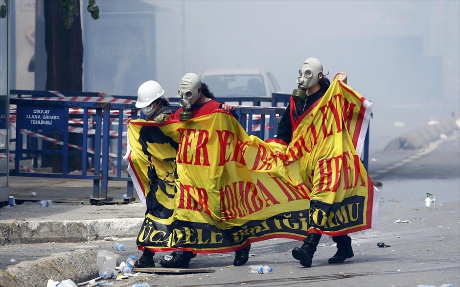 Τουρκία - Πρωτομαγιά - Συγκρούσεις - Επεισόδια - Διαδηλωτές. Επεισόδια στην Κωνσταντινούπολη, όταν η τουρκική αστυνομία χρησιμοποίησε δακρυγόνα και αντλίες νερού εναντίον εκατοντάδων διαδηλωτών, οι οποίοι προσπάθησαν να αψηφήσουν την απαγόρευση των συγκεντρώσεων για την Πρωτομαγιά στην Πλατεία Ταξίμ.