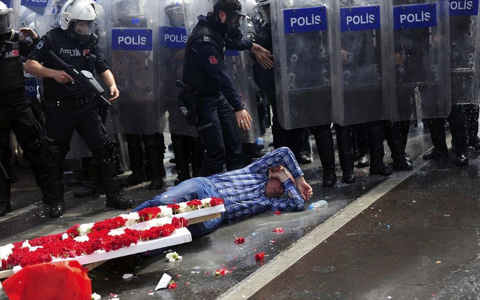 Πρωτομαγιά στον κόσμο - Τουρκία - Επεισόδια. Επεισόδια στην Κωνσταντινούπολη, όταν η τουρκική αστυνομία χρησιμοποίησε δακρυγόνα και αντλίες νερού εναντίον εκατοντάδων διαδηλωτών, οι οποίοι προσπάθησαν να αψηφήσουν την απαγόρευση των συγκεντρώσεων για την Πρωτομαγιά στην Πλατεία Ταξίμ.