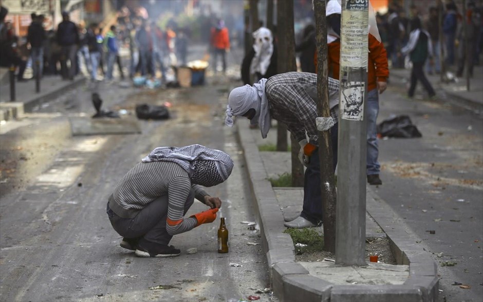 Πρωτομαγιά στον κόσμο - Τουρκία - Επεισόδια. Επεισόδια στην Κωνσταντινούπολη, όταν η τουρκική αστυνομία χρησιμοποίησε δακρυγόνα και αντλίες νερού εναντίον εκατοντάδων διαδηλωτών, οι οποίοι προσπάθησαν να αψηφήσουν την απαγόρευση των συγκεντρώσεων για την Πρωτομαγιά στην Πλατεία Ταξίμ.