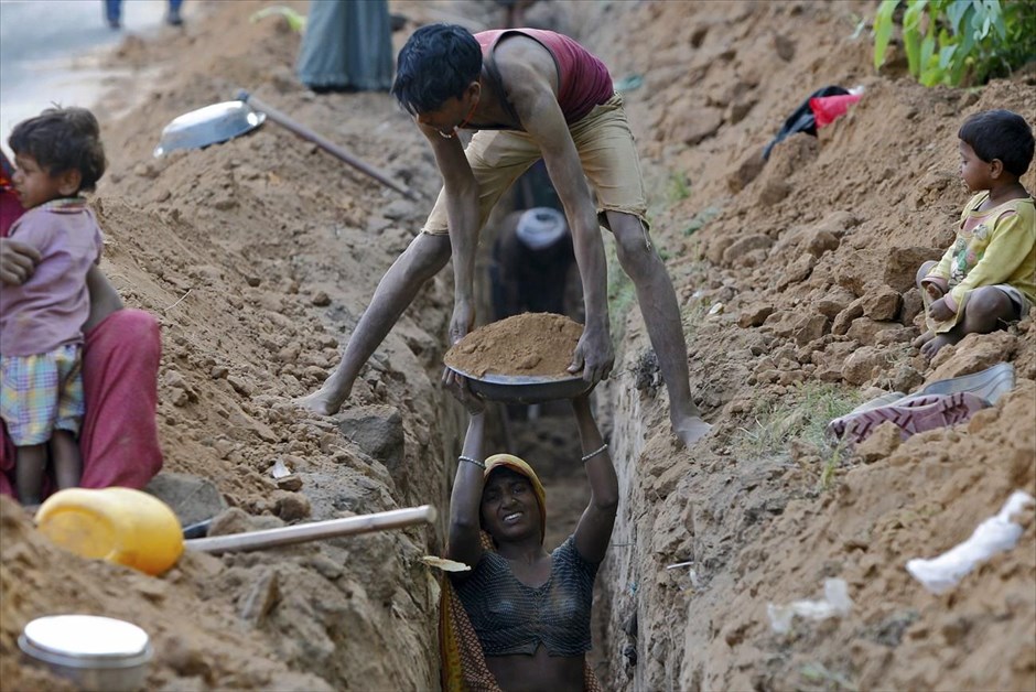 Καθημερινή ζωή στην Ινδία. Εργάτες δουλεύουν στο σημείο εγκατάστασης του αγωγού υγραερίου (LPG), την ημέρα της εργατικής Πρωτομαγιάς στο Τσάντιγκαρθ στην Ινδία.