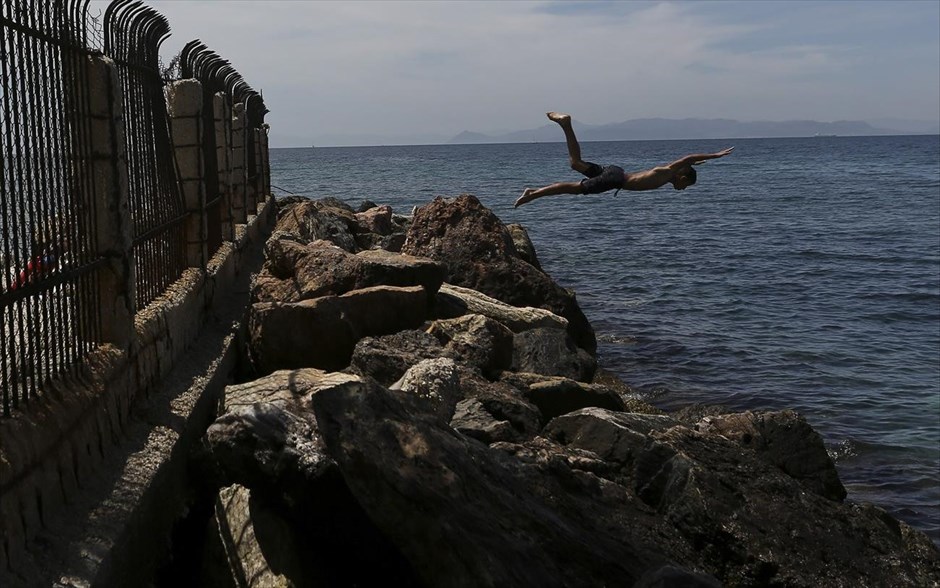Αττική: Βουτιές στα νότια προάστια . Στιγμιότυπο από τα νότια προάστια της Αττικής.
